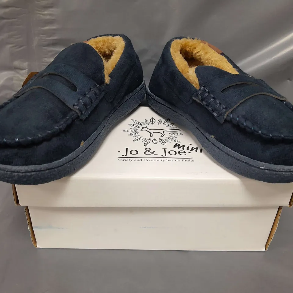 BOXED PAIR OF JO & JOE MINI KIDS SLIPPERS IN NAVY SIZE 11