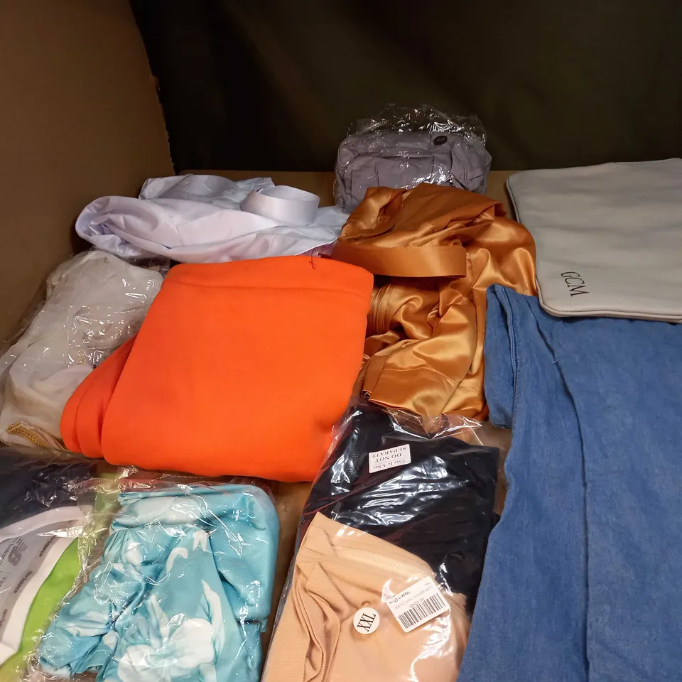 BOX OF APPROX 35 ASSORTED CLOTHING ITEMS TO INCLUDE - DRESSES, T-SHIRTS AND TROUSERS