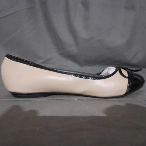 APPROXIMATELY 12 PAIRS OF FLAT SLIP ON SHOES IN NUDE VARIOUS SIZES TO INCLUDE SIZE 3