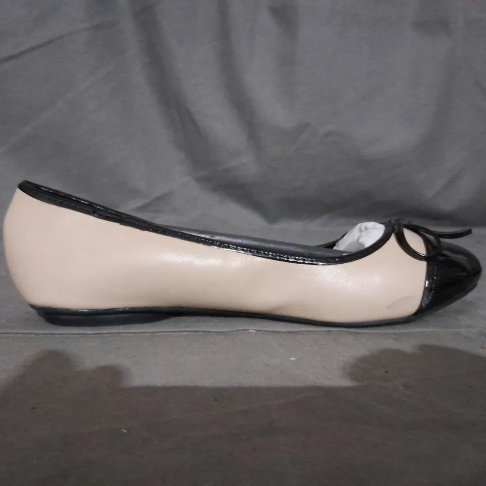 APPROXIMATELY 12 PAIRS OF FLAT SLIP ON SHOES IN NUDE VARIOUS SIZES TO INCLUDE SIZE 3