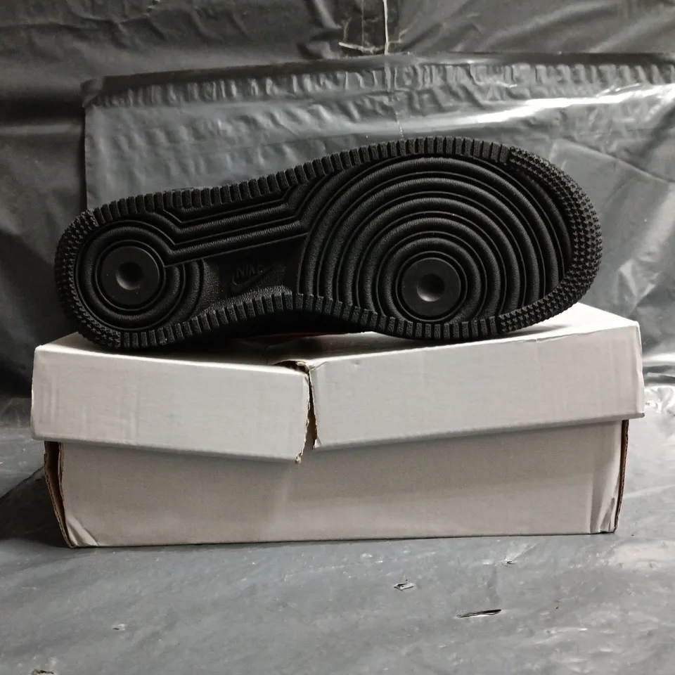 BOXED PAIR OF NIKE AIR FORCE 1 LOW TRAINERS IN BLACK/ORANGE SIZE UK 4.5