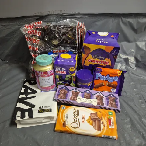 APPROXIMATELY 15 ASSORTED FOOD AND DRINK PRODUCTS TO INCLUDE - HARIBO GIANT HAPPY COLA - CADBURY MILK CHOCOLATE SPREAD - FORTNUM & MASON MOTHER'S JOY LOOSE LEAF TEA - ETC