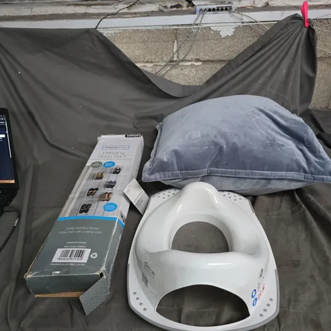 APPROXIMATELY 8 ITEMS OF A WHITE PLASTIC TOILET SEAT WITH LID – BATHROOM FIXTURE AND ASSORTED PILLOW CASES AND VARIOUS HOUSEHOLD ITEM.