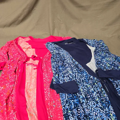 APPROXIMATELY 20 ASSORTED WOMENS CLOTHING PRODUCTS IN VARIOUS SIZES TO INCLUDE DRESSES, SUMMER GOWNS ETC