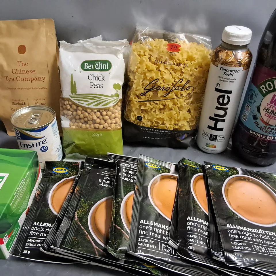 LOT OF ASSORTED FOOD ITEMS TO INCLUDE WHITE TEA, SAVOURY SAUCE MIX, CHICKEN PEAS AND PASTA