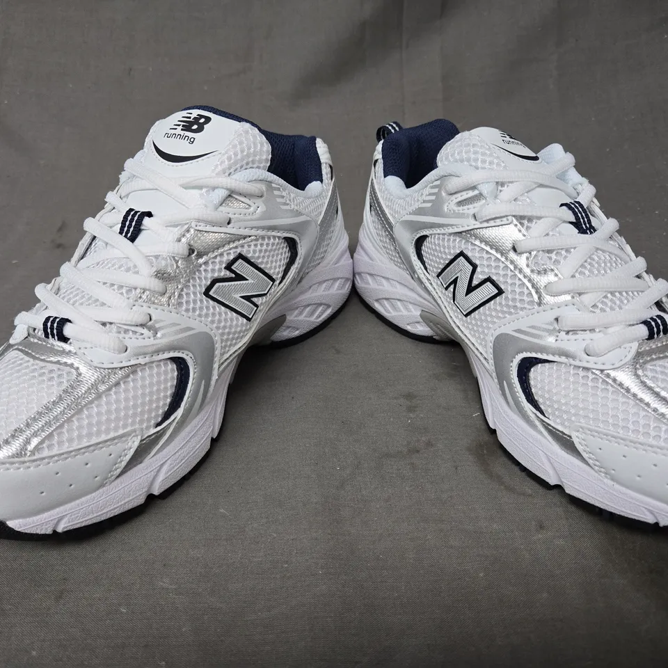 BOXED PAIR OF NEW BALANCE 530 TRAINERS IN WHITE/SILVER/NAVY UK SIZE 5