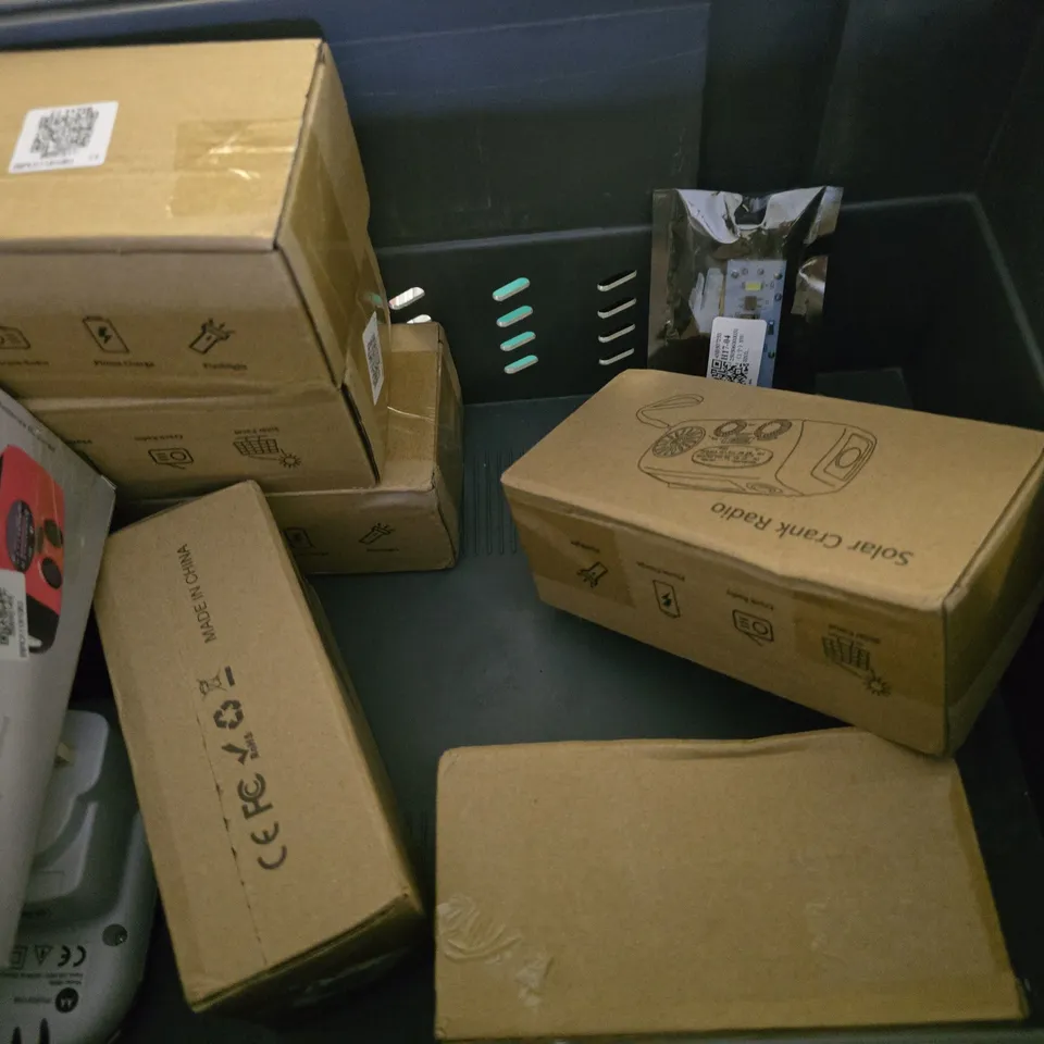 APPROXIMATELY 8 ASSORTED ITEMS TO INCLUDE - SOLAR CRANK RADIO , MOTOROLA MBP8 , ELECTRIC BATH SCRUBBER ETC