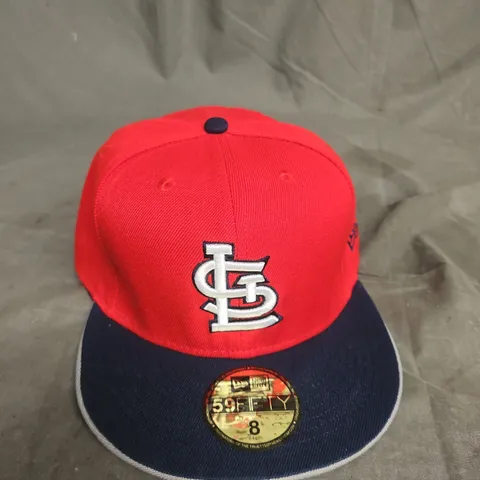 NEW ERA ST. LOUIS CARDINALS 59FIFTY FITTED CAP – SIZE 8 (63.5 CM) – RED CROWN, NAVY BRIM