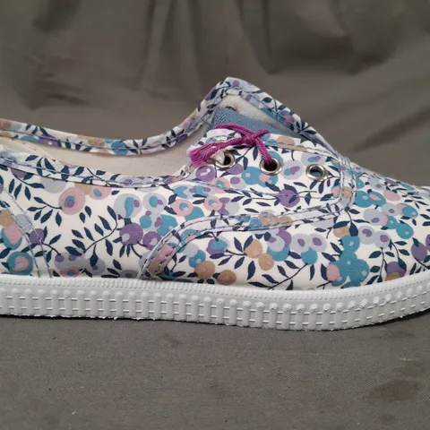 BOXED PAIR OF HAMPTON CANVAS KIDS SHOES IN BLUE/MULTI EU SIZE 31