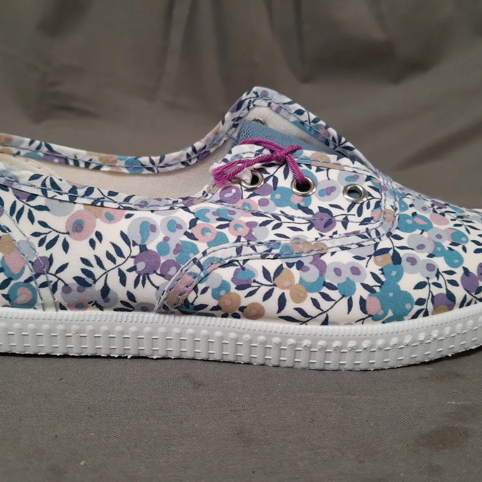 BOXED PAIR OF HAMPTON CANVAS KIDS SHOES IN BLUE/MULTI EU SIZE 31