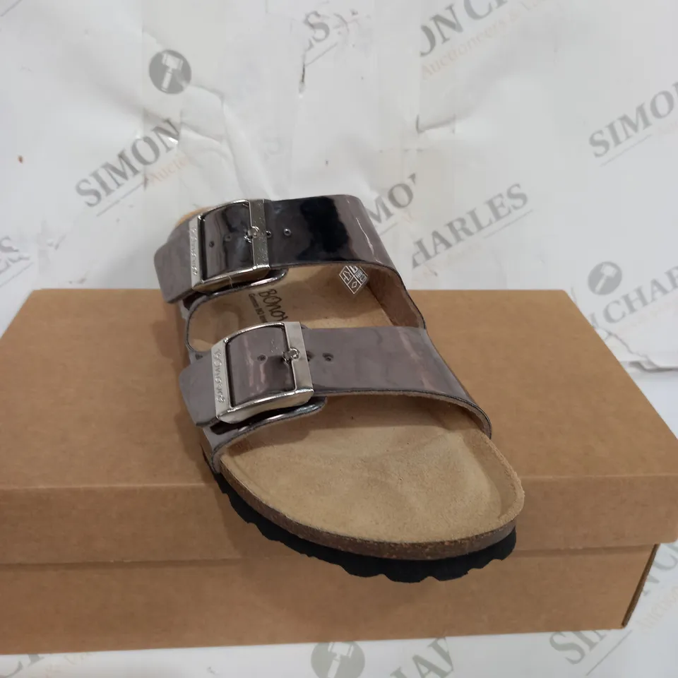 BOXED BONOVA SAND SANDALS SIZE 7