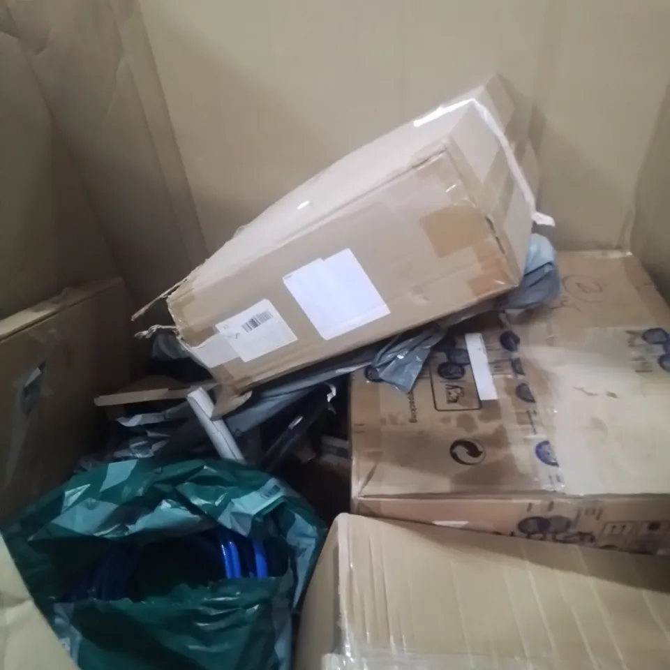 PALLET OF ASSORTED HOUSEHOLD AND ELECTRICAL ITEMS TO INCLUDE MONITOR, BABY GATE AND FRUIT PRESS