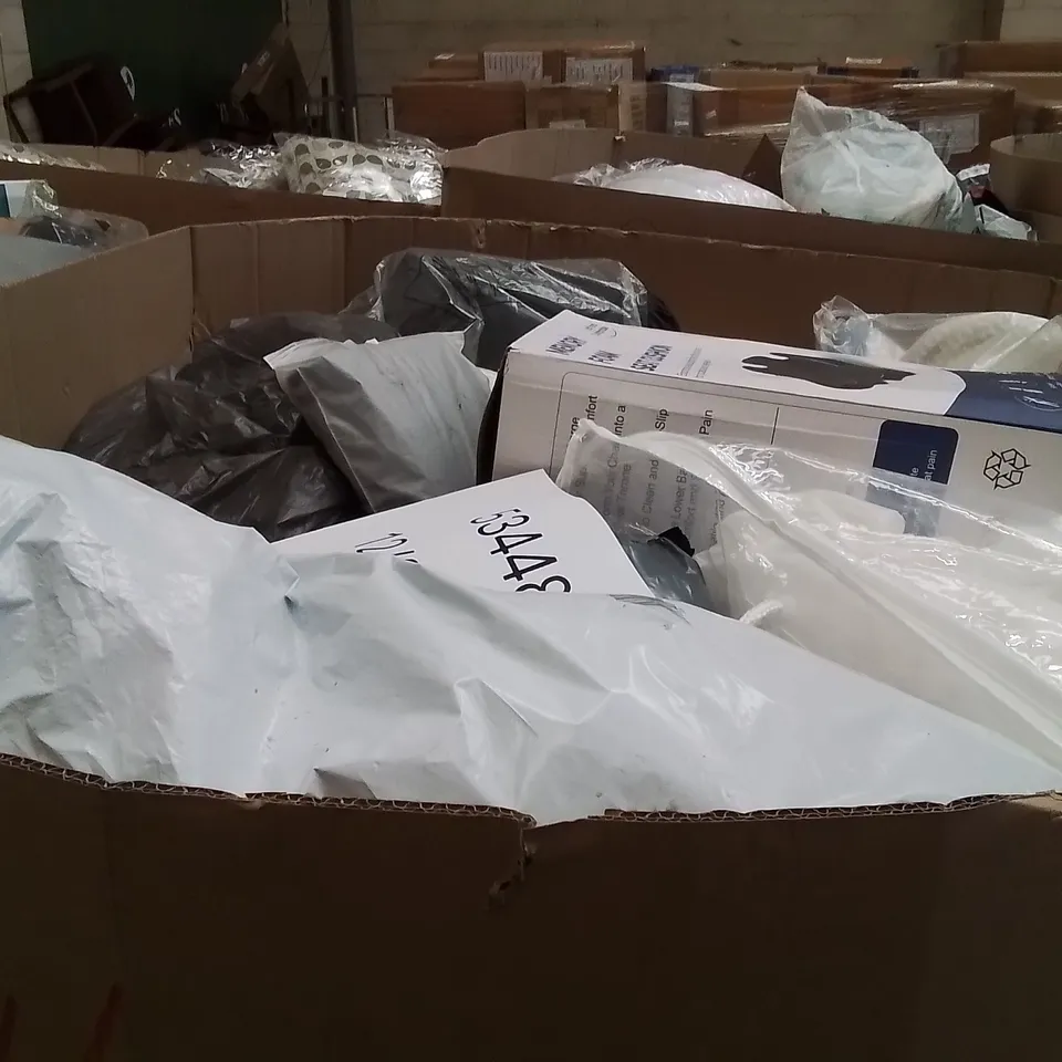 PALLET CONTAINING A LARGE QUANTITY OF PILLOWS