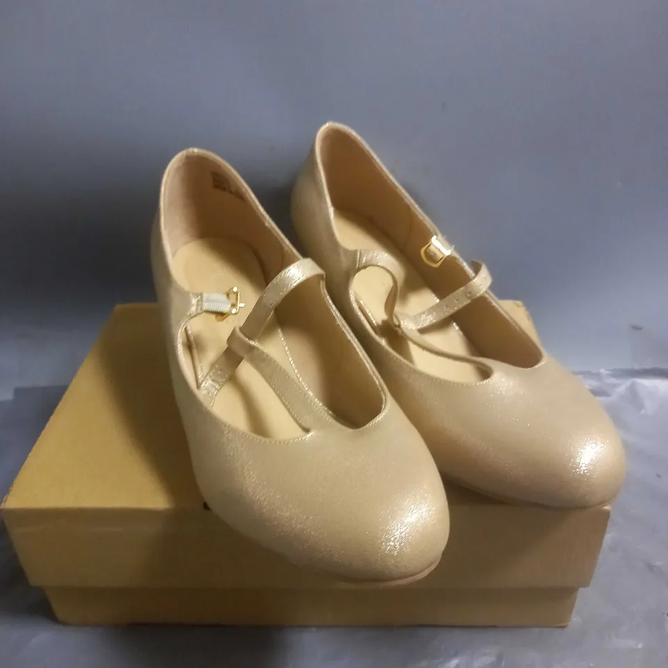 JD WILLIAMS LADIES LOW HEEL COURT SHOES GOLD SIZE 9