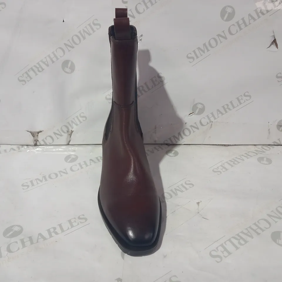 BOXED PAIR OF CLARKS BOOTS IN BROWN UK SIZE 5