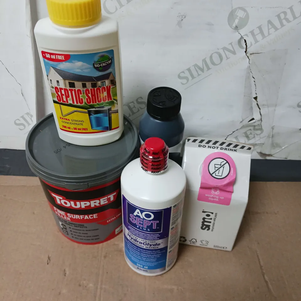  APPROXIMATELY 10 ASSORTED HOUSE HOLD ITEMS TO INCLUDE - SMOL WASHING UP LIQUID - AO SEPT PLUS - SEPTIC SHOCK - COLLECTION ONLY 