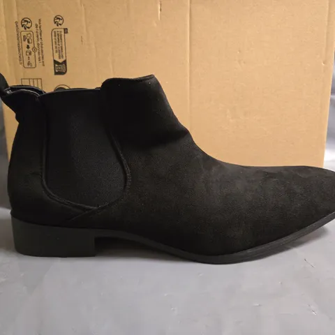 PAIR OF BLACK SUEDE ANKLE BOOTS - 44