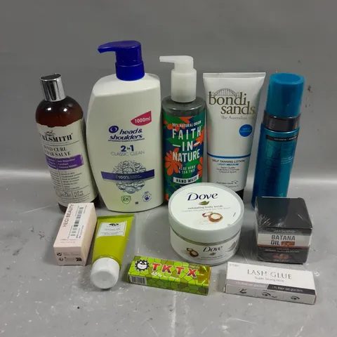 APPROXIMATELY 20 ASSORTED HEALTH & BEAUTY PRODUCTS TO INCLUDE HEAD & SHOULDERS SHAMPOO, LASH GLUE, ST.TROPEZ SELF TAN ETC 