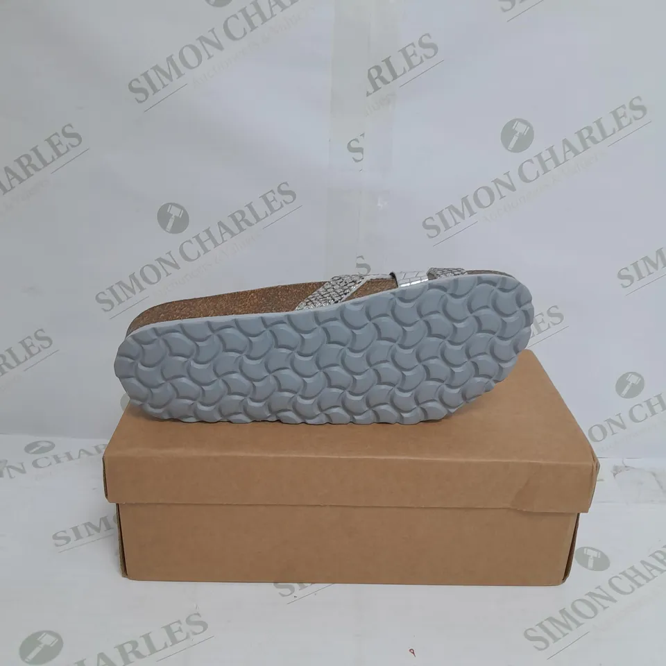 BONOVA SILVER SANDALS SIZE 6