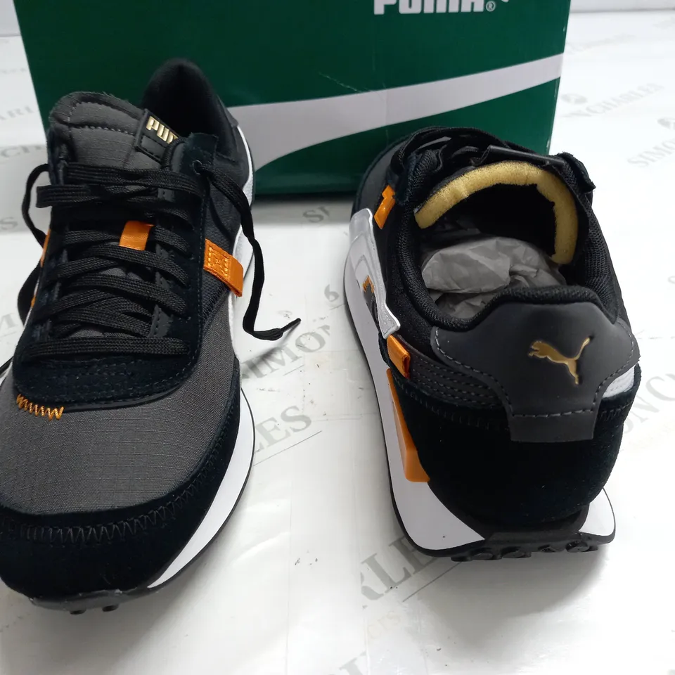 BOXED PAIR OF PUMA RIDER DISPLACED TRAINERS - UK 10
