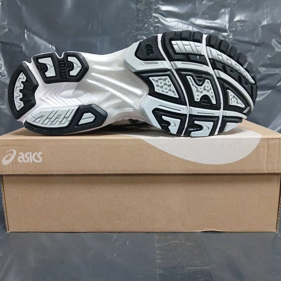 BOXED PAIR OF ASICS GEL-KAYANA 14 TRAINERS IN WHITE/GREY SIZE UK 7.5