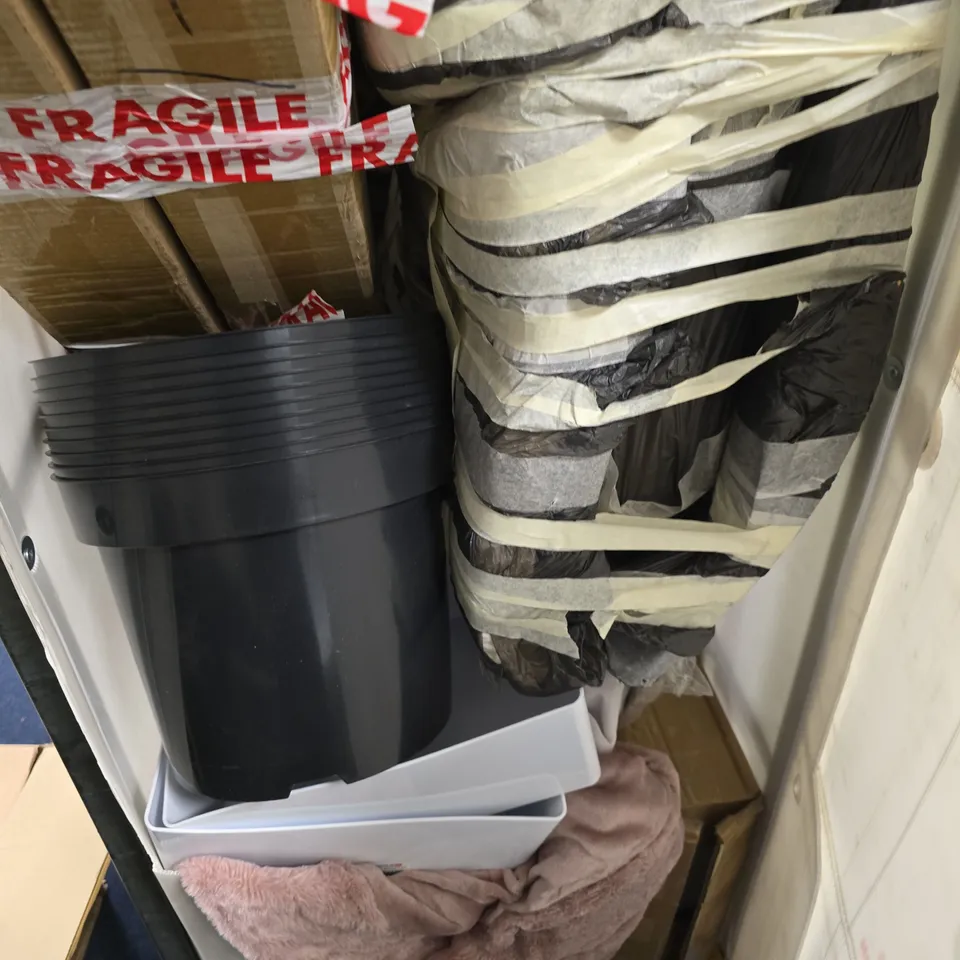 CAGE OF APPROXIMATELY 8 ASSORTED HOUSEHOLD ITEMS TO INCLUDE - PINK FLUFFY DUVET COVER , PLASTIC BLACK TUB ETC