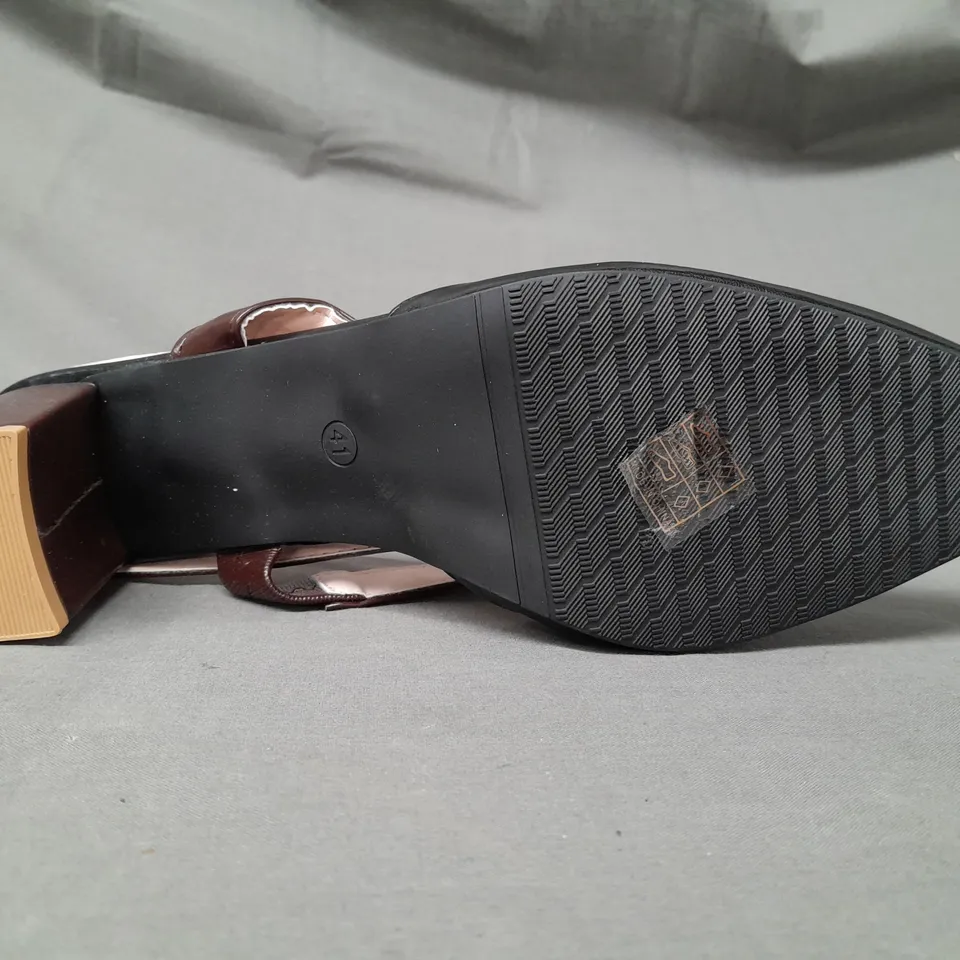 BOXED PAIR OF DESIGNER POINTED TOE BLOCK HEEL SHOES IN BLACK/BROWN EU SIZE 41