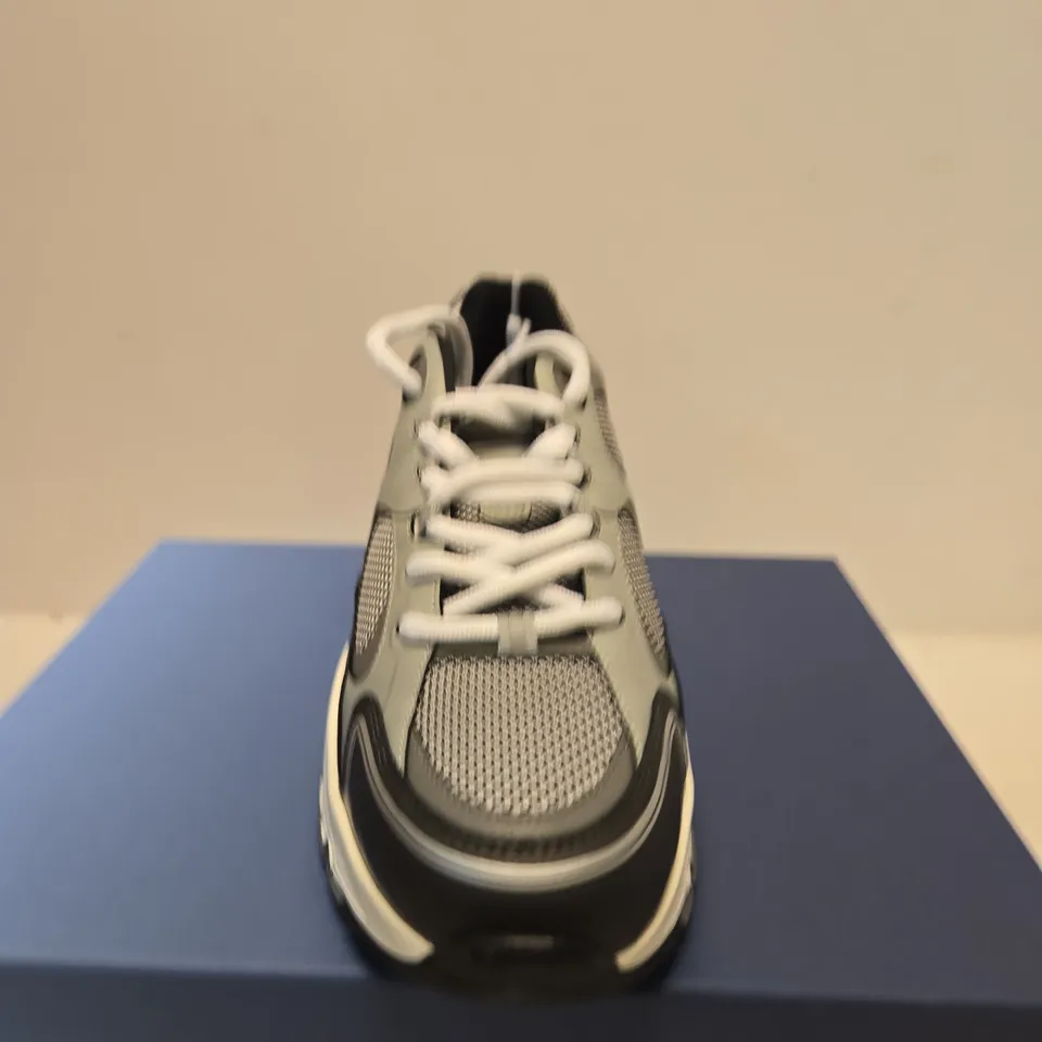 BOXED PAIR OF CLEENS PULSE RUNNER TRAINERS – PLATINUM, UK 12.5