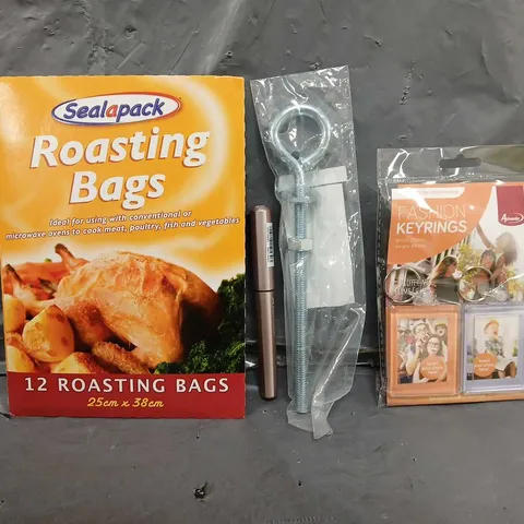 BOX OF APPROXIMATELY 12 ASSORTED ITEMS TO INCLUDE - SEALAPACK OASTING BAGS , FASHION KEYRINGS ETC