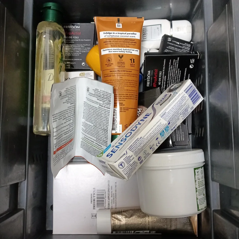 APPROXIMATEY 20 ASSORTED HEALTH AND BEAUTY PRODUCTS TO INCLUDE - GARNIER BRIGHTENING CREAM CLEANSER - CANTU CONDITIONER AND SENSODYNE TOOTHPASTE