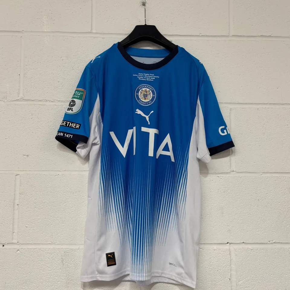 STOCKPORT COUNTY F.C VERTU TROPHY FINALS MATCH WORN HOME SHIRT IN BLUE/WHITE - EU M / LEWIS BATE #4