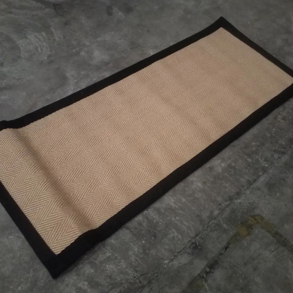 QUALITY DESIGNER AREA RUG APPROXIMATELY 60×150CM