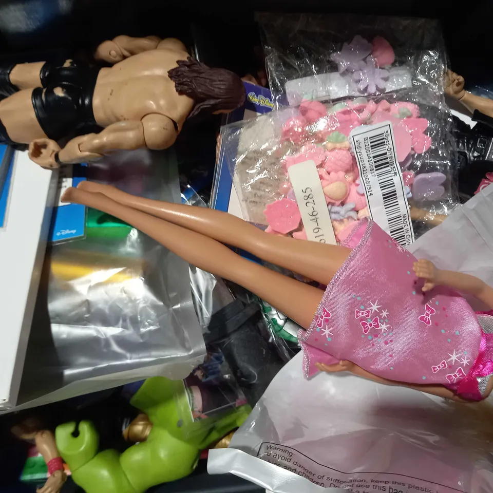 LOT OF APPROXIMATELY 15 ASSORTED TOYS AND GAMES TO INCLUDE SEGA MEGA DRIVE CONTROL PAD, WIRED CONTROLLER FOR XBOX, WWE BROCK LESNAR FIGURE, ETC
