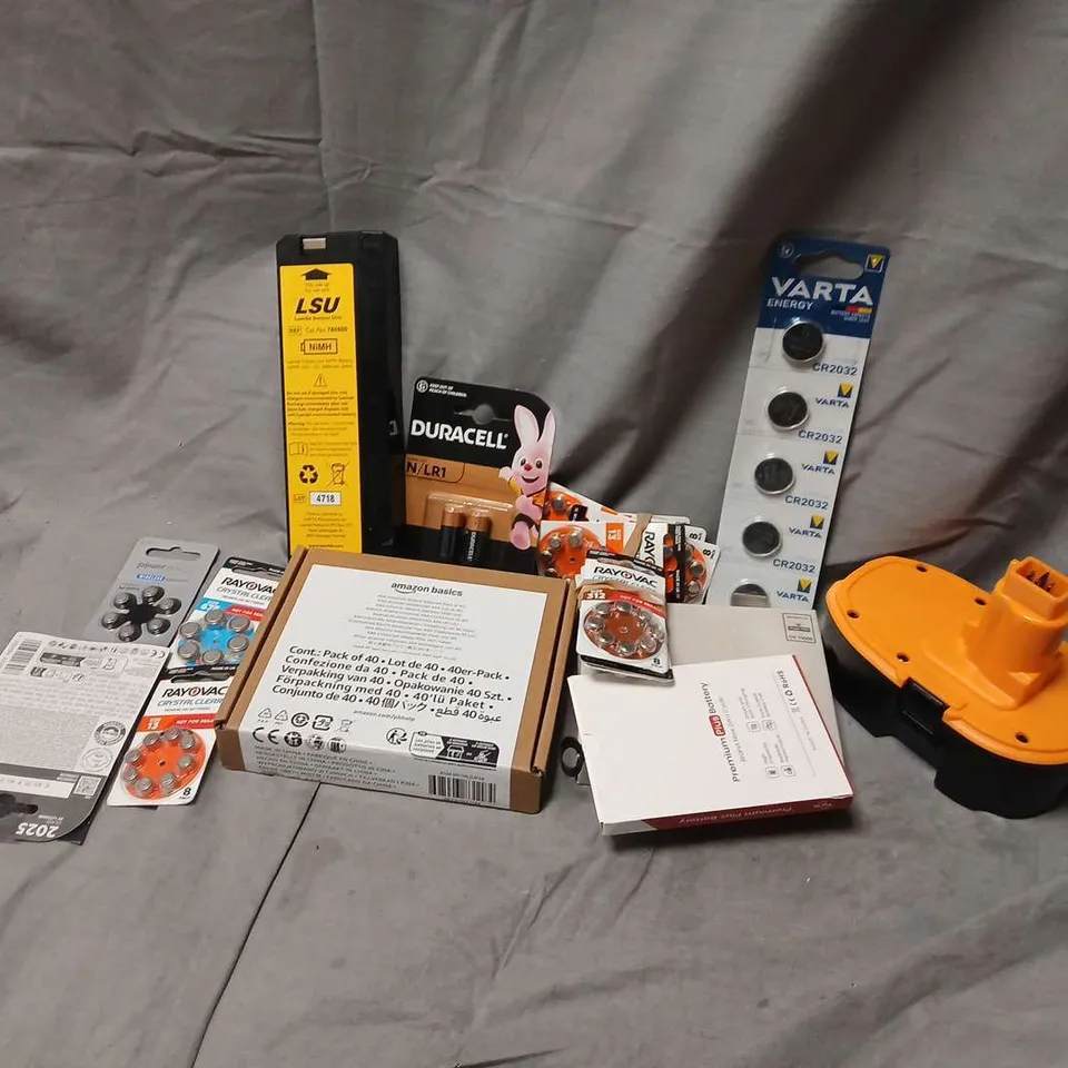 APPROXIMATELY 20 ASSORTED BATTERY PRODUCTS TO INCLUDE POWER TOOL BATTERY, CR2032 BATTERIES, DURACELL E90 BATTERY, ETC - COLLECTION ONLY
