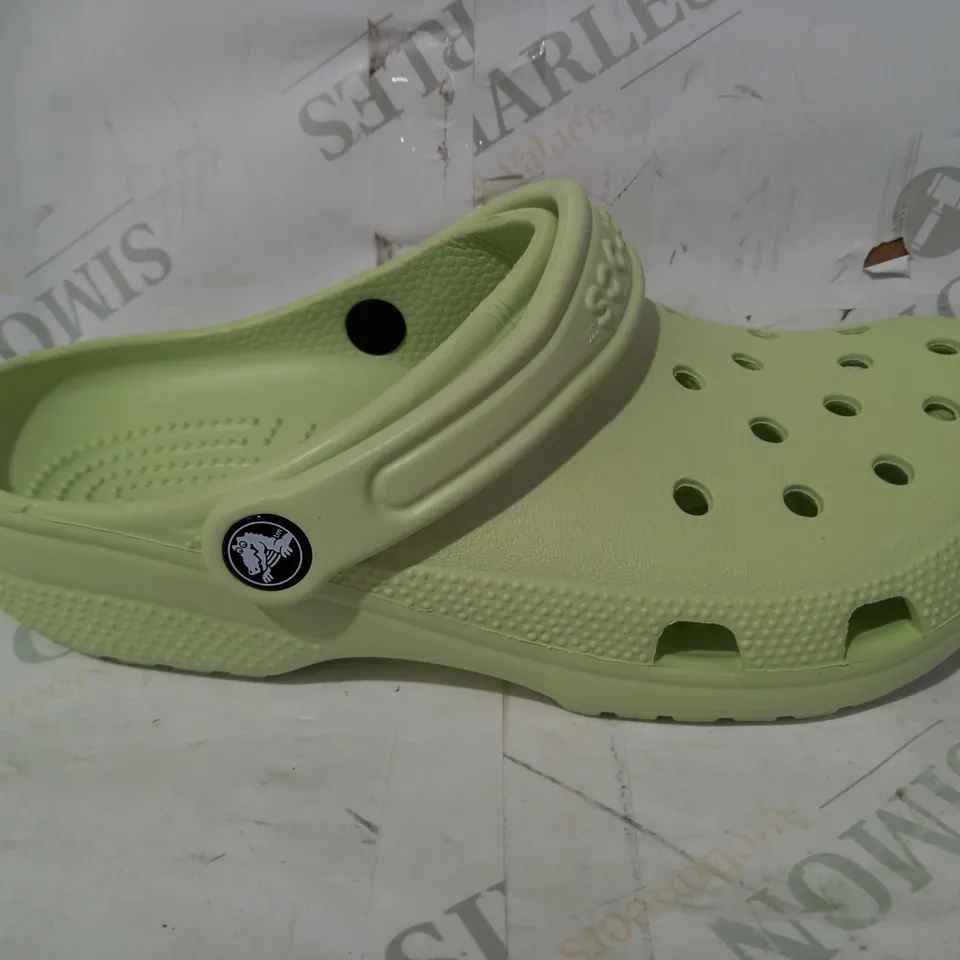 BOXED PAIR OF CROCS CLASSIC IN CELERY GREEN SIZE M6/W8