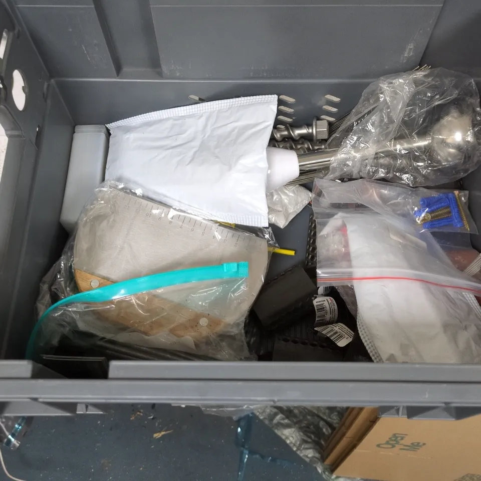 LOT OF APPROXIMATELY 20 ASSORTED HOUSEHOLD ITEMS TO INCLUDE T-LOCK BUTT RESTS, RAZOR HOE AND STANLEY BLADES