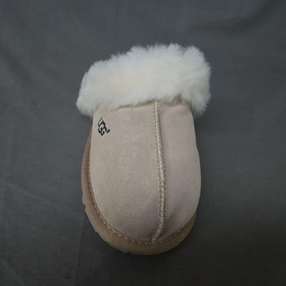 BOXED PAIR OF UGG SLIPPERS IN BEIGE UK SIZE 7.5