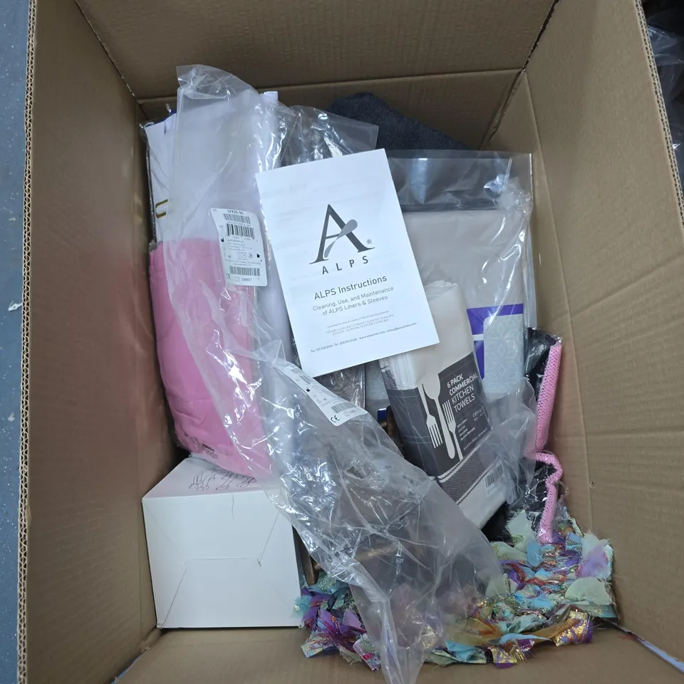 BOX OF APPROXIMATELY 15 ASSORTED ITEMS TO INCLUDE: WOLVERHAMPTON WANDERERS TOWEL