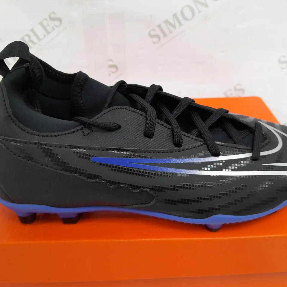 BOXED PAIR OF NIKE PHANTOM GX CLUB FOOTBALL BOOTS IN BLACK/NAVY - UK KIDS 5.5