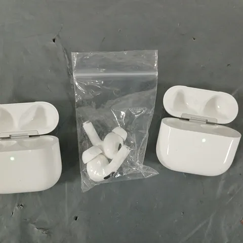 PAIR OF APPLE AIR PODS CASE AND AIR PODS 