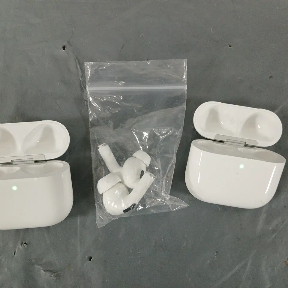 PAIR OF APPLE AIR PODS CASE AND AIR PODS 