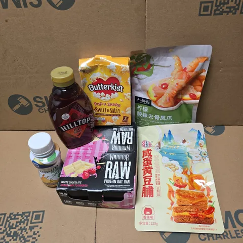 APPROXIMATELY 10 ASSORTED FOOD & DRINK ITEMS TO INCLUDE WARRIOR PROTEIN BARS, HILLTOP HOT HONEY, BUTTERKIST POPCORN, ETC - COLLECTION ONLY