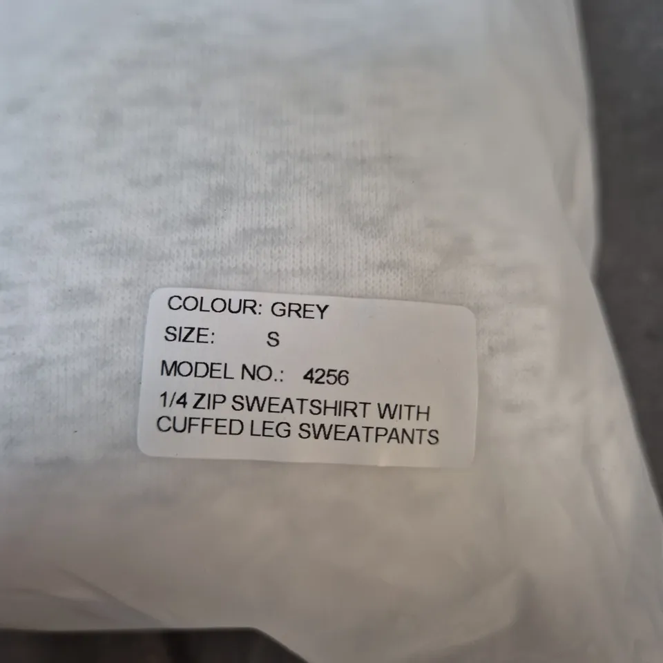 GREY 1/4 ZIP SWEATSHIRT WITH CUFFED LEG SWEATPANTS SET – SIZE S (MODEL 4256)