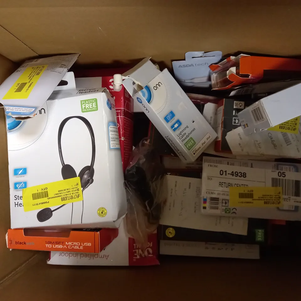 LOT OF APPROXIMATELY 20 ELECTRICAL ITEMS, TO INCLUDE EARPHONES, CHARGER, ETC