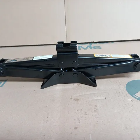 VEHICLE JACK WITH ACCESSORIES IN BLACK POUCH