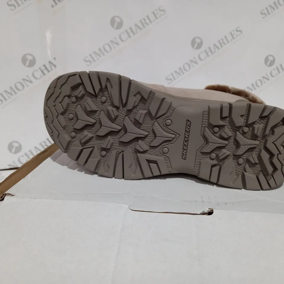 BOXED PAIR OF SKECHERS TREGO LACE UP FAUX FUR CUFF WATERPROOF BOOT TAUPE - SIZE 4.5