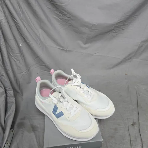 VIONIC WOMEN'S SNEAKERS – WHITE/CREAM WITH BLUE STRIPE, UK 7 (US 9, EU 41)