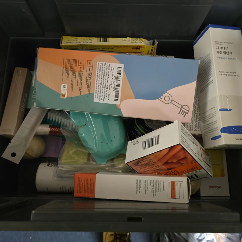 APPROXIMATEY 20 ASSORTED HEALTH AND BEAUTY PRODUCTS TO INCLUDE - ORAL-B PRO REPAIR TOOTHPASTE - MANCAVE SCALP CARE+ SHAMPOO AND FAITH IN NATURE SHAMPOO BAR