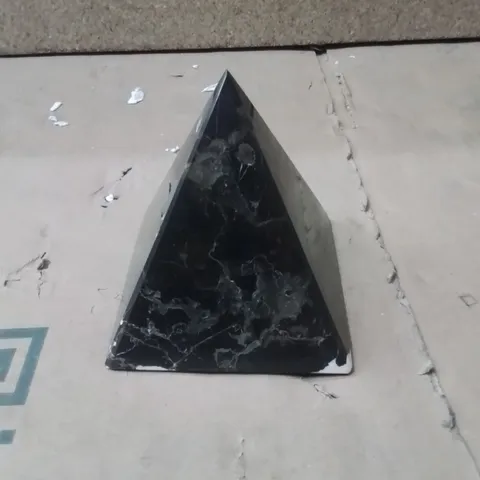 BOXED BRENLEE TRIANGLE MARBLE ORNAMENT