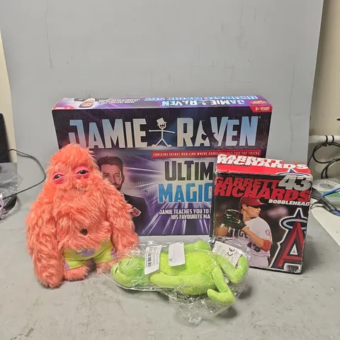 APPROXIMATELY 10 ASSORTED TOYS & GAMES TO INCLUDE JAMIE RAVE ULTIMATE MAGIC SET, FUGGLERS PATRICK PLUSH, GARRETT RICHARDS BOBBLHEAD, ETC